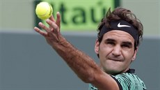 Roger Federer servíruje ve finále turnaje v Miami.