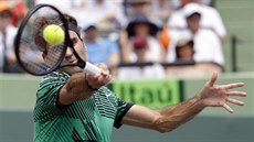 Roger Federer returnuje ve finále turnaje v Miami.