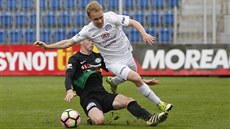 Záloník Slovácka David Machalík (vpravo) v utkání proti Píbrami