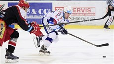 Momentka z hokejového semifinále Kometa Brno (bílá) vs. Hradec Králové