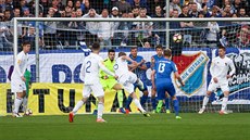 Ostravský záloník Tomá Miola (v bílém s íslem 25) zkouí pekonat...