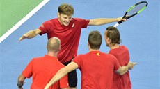 Belgický tenista David Goffin (elem) slaví s týmem postup do semifinále Davis...