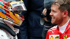 POKEC. Lewis Hamilton (vlevo) a Sebastian Vettel po Velké cen� �iny