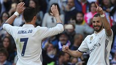 Útočník Karim Benzema oslavuje s Cristianem Ronaldem gól, který v dresu Realu...