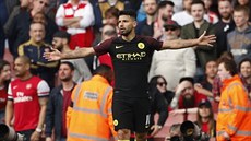 JÁ, ST�ELEC. Úto�ník Manchesteru City Sergio Agüero se raduje z gólu do sít�...