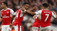 VYROVNÁNO. Theo Walcott (íslo 14) z Arsenalu slaví se spoluhrái gól na 1:1 v...