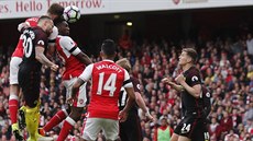ZNOVU VYROVNÁNO. Druhou branku Arsenalu v duelu proti Manchesteru City vst�elil...