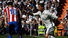 Cristiano Ronaldo z Realu Madrid obchází Yannicka Carrasca, záloníka Atlétika.