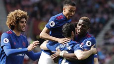 Fotbalisté Manchesteru United se radují z gólu Henricha Mchitarjana (zády) v...