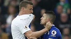 BOJ. Kevin Mirallas (vpravo) z Evertonu se bhem duelu s Leicesterem dostal do...