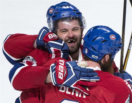 Alexander Radulov (vlevo) se raduje spolen s Jordiem Bennem.