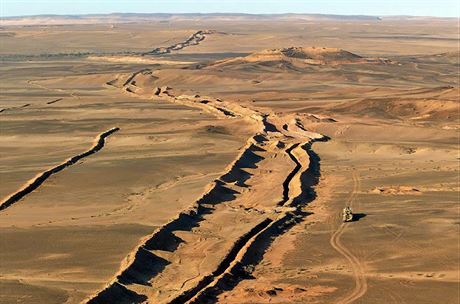Berm, hlinný val probíhající pustinami Západní Sahary, dlí území na ást...