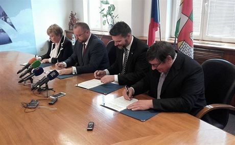 Memorandum o budoucí spolupráci podepsali zleva Ivana Stráská (SSD), Jan...
