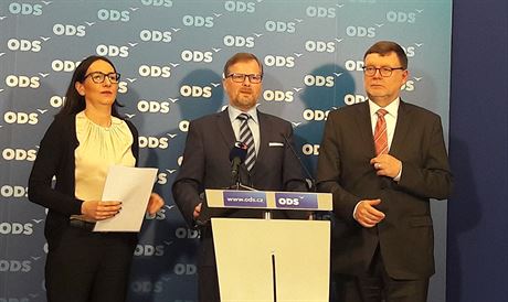 Pedseda ODS Petr Fiala, první místopedsedkyn Alexandra Udenija a éf poslanc ODS Zbynk Stajura