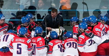esk trenr Vclav Varaa instruuje na mistrovstv svta hokejist do 18 let...