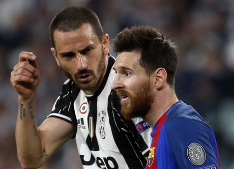 Leonardo Bonucci (vlevo) z Juventusu Turín a Lionel Messi z Barcelony eí...