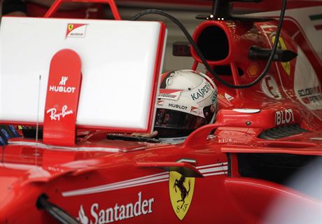 Sebastian Vettel bhem trninku na Velkou cenu Bahrajnu