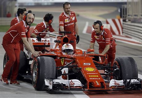 Mechanici z Ferrari odtlauj porouchan vz Sebastiana Vettela.