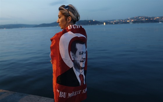 Píznivkyn tureckého prezidenta Recepa Tayyipa Erdogana v Istanbulu (16. dubna...