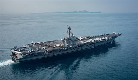 Fotka, která ve prozradila. USS Carl Vinson v Sundském prlivu. Snímek byl...