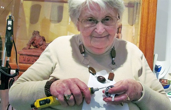 Tiaosmdesátiletá maléreka Helena Maríková z Ae zdobí skoápky vajíek...