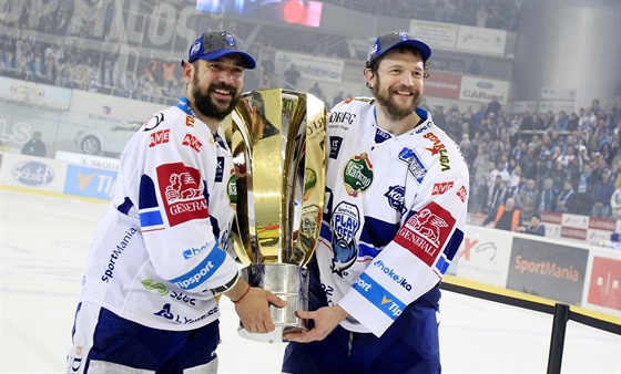 Jozef Kováčik a Tomáš Malec se radují ze zisku Masarykova poháru.