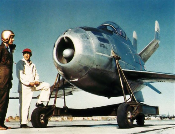 Pilot Ed Schoch (vlevo) jako jediný létal s prototypy parazitní stíhačky XF-85...