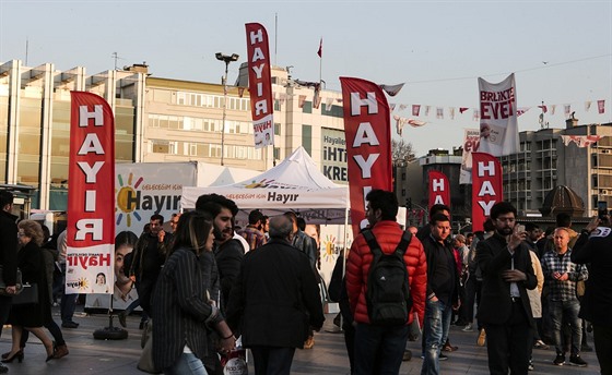 Stoupenci kampan proti ústavním zmnám v Istanbulu (14. dubna 2017)