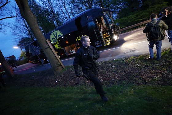 Nmecká policie hlídkuje ped autobusem hrá Borussie Dortmund, který...