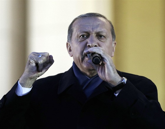 Turecký prezident Erdogan mluví ke svým příznivcům den po vyhraném referendu...