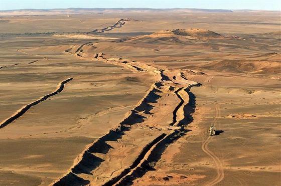 Berm, hliněný val probíhající pustinami Západní Sahary, dělí území na část...