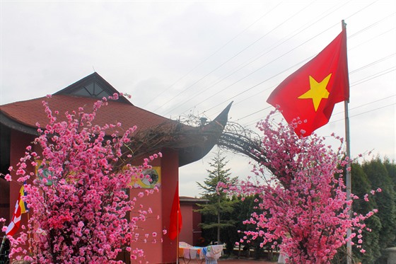 Buddhistický chrám v Sapě na jaře rozkvete a vlaje nad ním státní vietnamská...