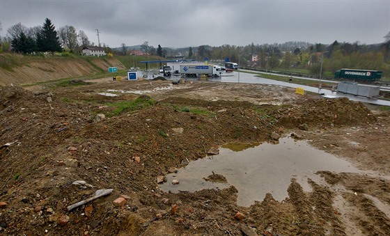 Kasino má vyrst v sousedství nové benzinové pumpy poblí vjezdu do Liberce od...