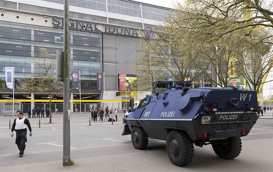 POLICIE PED STADIONEM. Utkání tvrtfinále Ligy mistr provázela po úterním...