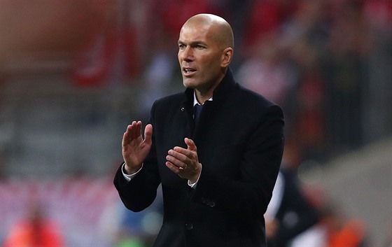 Kou Realu Madrid Zinedine Zidane povzbuzuje svj tým pi utkání Ligy mistr v...