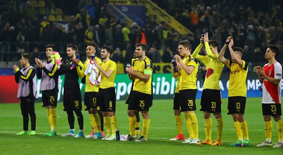 DÍKY, E JSTE S NÁMI. Fotbalisté Dortmundu po prohraném tvrtfinále Ligy mistr...