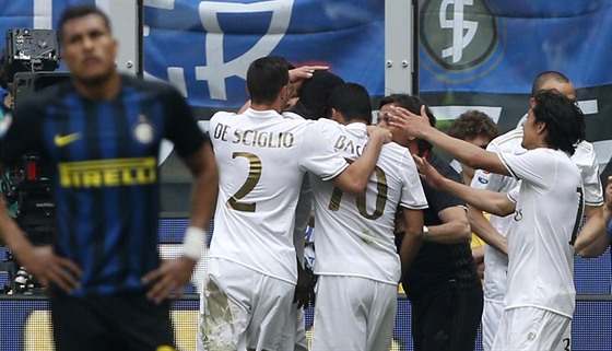 NAD�ENÍ Z VYROVNÁNÍ. Fotbalisté AC Milán se radují z gólu, kterým v sedmé...