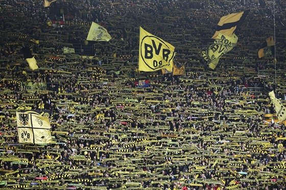 Fanoušci Dortmundu během víkendového utkání německé ligy proti Frankfurtu.