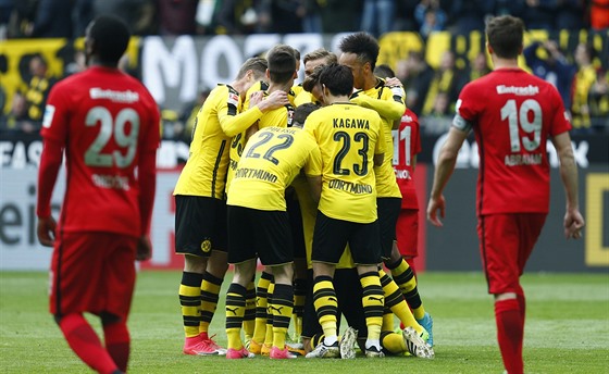 Fotbalisté Dortmundu oslavují vstřelený gól v utkání s Frankfurtem.
