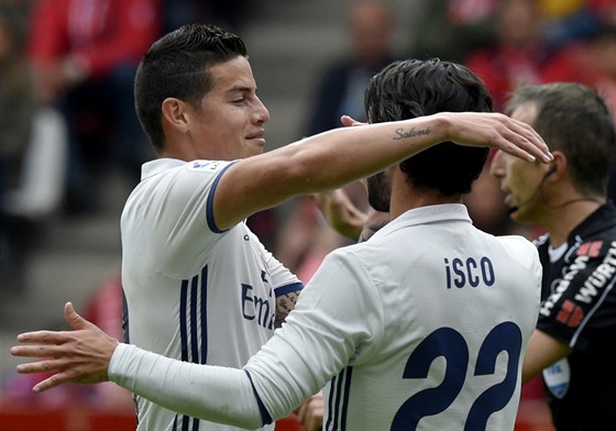 Fotbalisté Realu Madrid oslavují vstelený gól na stadionu Sportingu Gijón.