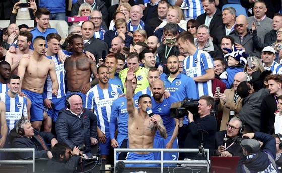 A POJME VICHNI! Anthony Knockaert, nejvtí hvzda týmu, s mikrofonem...