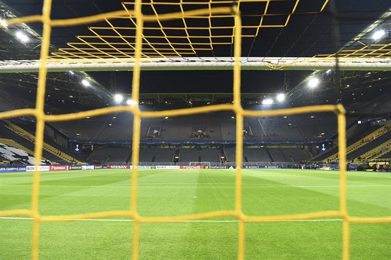 Pohled na oputný stadion Signal Iduna Park. Zápas se pesunul na stedu 12....