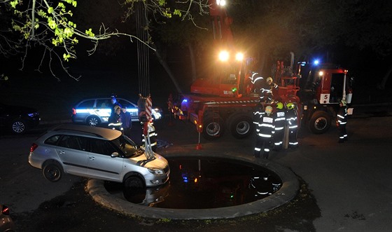 Automobil zstal pevn zaklínný v polovin podvozku, hasii tak na jeho...