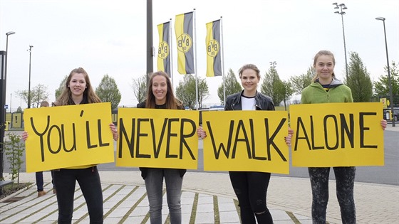 NIKDY NEPJDE SÁM Fanynky fotbalist Dortmundu pózují s transparentem, který...