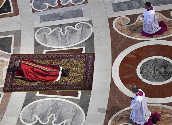 Pape Frantiek odslouil ve svatopetrské bazilice tradiní obad u...