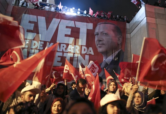 Příznivci tureckého prezidenta Recepa Tayyipa Erdo&#287;ana oslavují výsledky...