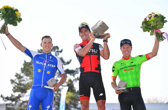 Zdenk tybar (vlevo), vítzný Greg van Avermaet a tetí Sebastian Langeveld -...