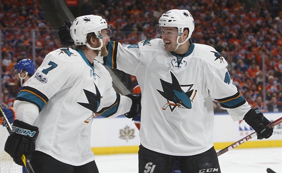 Tomá Hertl (vpravo) a Paul Martin se radují z gólu San Jose.