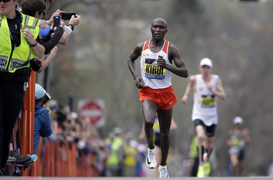 Geoffrey Kirui vede Bostonský maraton, za ním bí Gallen Rupp.