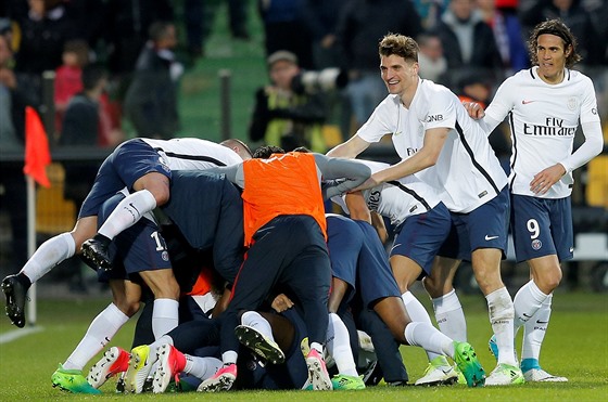 Fotbalisté Paris St. Germain slaví gól v nastavení v utkání proti Métám.